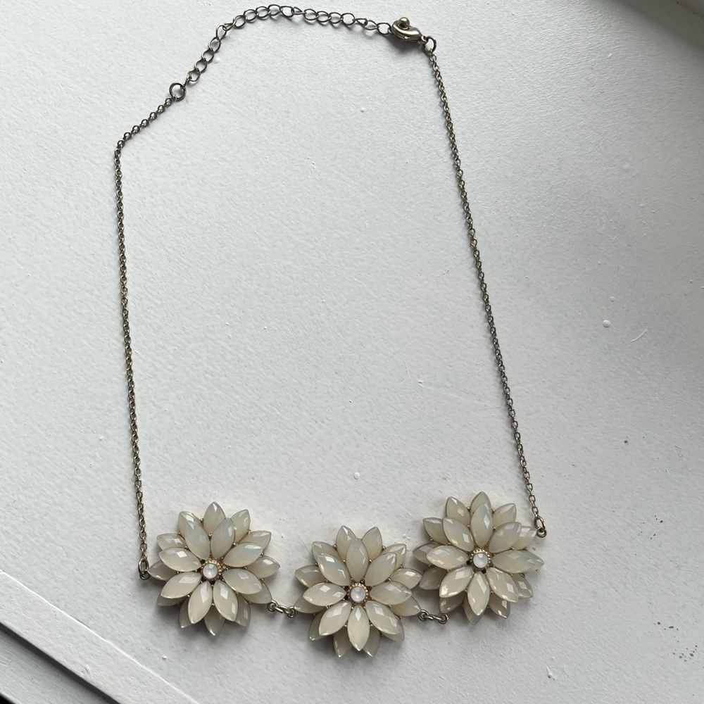 Francesca’s Collection daisy flower necklace
